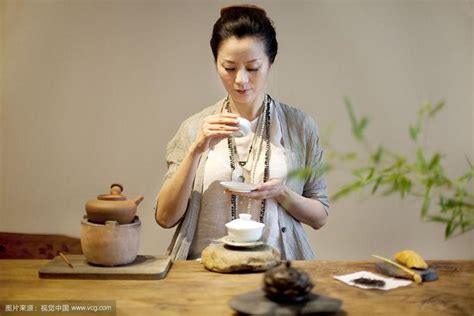 品茶 意思|品茶是什么意思，茶艺五大礼仪(艺术性的享受方法)